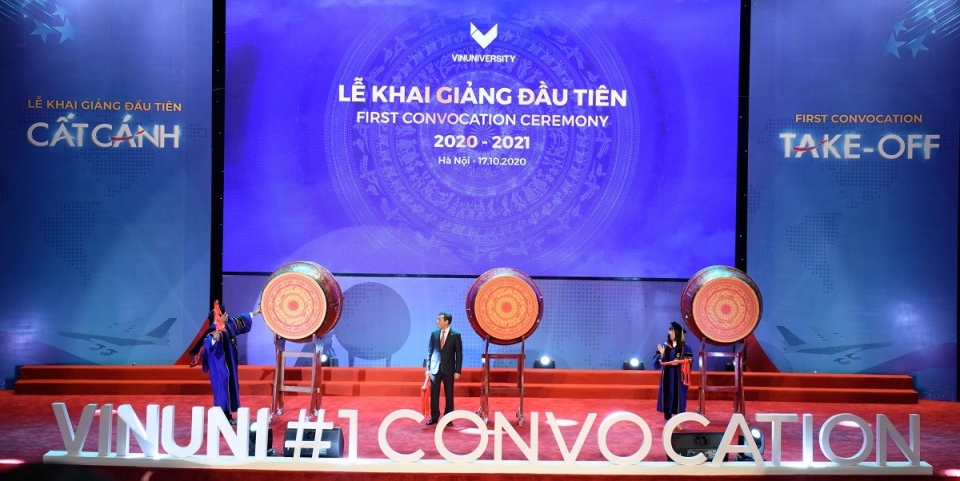 TRƯỜNG ĐẠI HỌC VINUNI KHAI GIẢNG NĂM HỌC ĐẦU TIÊNNgày 17/10/2020, trường Đại học VinUni (Tập đoàn Vingroup) đã chính thức khai giảng năm học đầu tiên với 7 ngành học trong 3 lĩnh vực: Kinh doanh Quản trị, Kỹ thuật và Khoa học máy tính, và Khoa học sức khỏe. Đây là trường Đại học tinh hoa và tư thục không vì lợi nhuận đầu tiên tại Việt Nam đi vào hoạt động